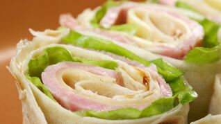 Рулеты из лаваша с сыром, ветчиной и зеленью