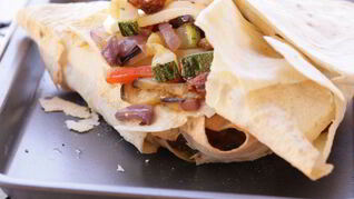 Треугольники из лаваша с овощами и сыром фета