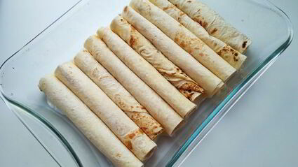 трубочки из лаваша, запеченные в соусе