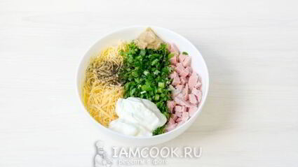 жареный лаваш с колбасой и сыром