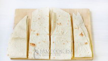 жареный лаваш с колбасой и сыром