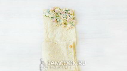 жареный лаваш с колбасой и сыром