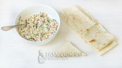 жареный лаваш с колбасой и сыром