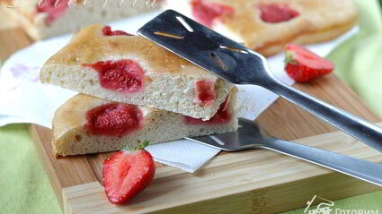 фокачча с клубникой