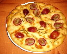 Фокачча с красным виноградом