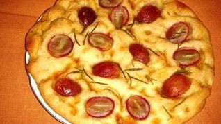 Фокачча с красным виноградом