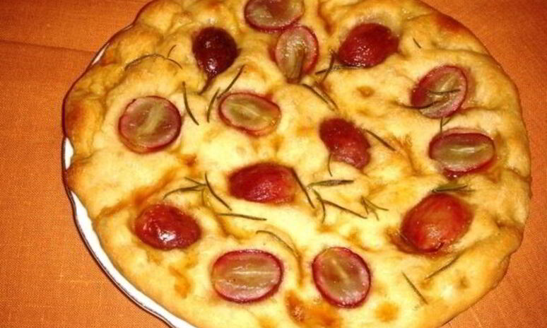 Рецепт фокачча с красным виноградом