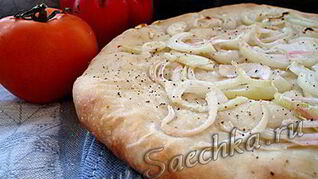 Фокачча с жареным луком и сыром