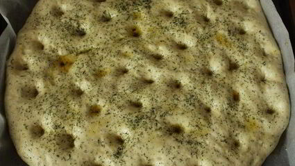 картофельная фокачча с печеным чесноком и укропом