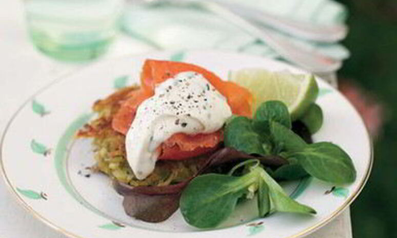 Рецепт копченая форель на картофельной лепешке со шнитт-луком, сметаной и хреном