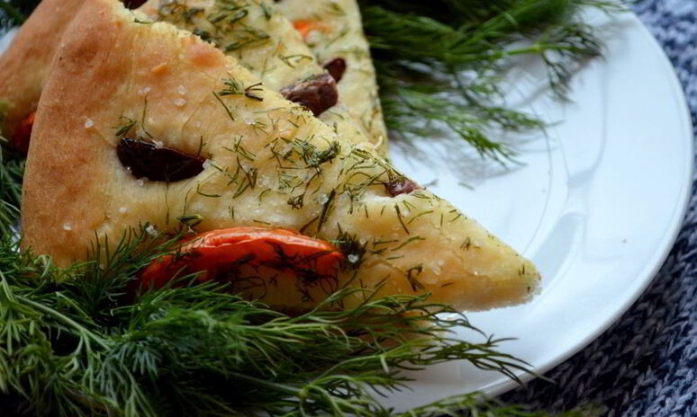 Рецепт лепешка с помидором, оливками и укропом