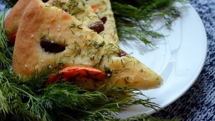 лепешка с помидором, оливками и укропом