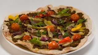 Лепешка со свиным паштетом и сладкими овощами