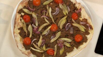 лепешка со свиным паштетом и сладкими овощами