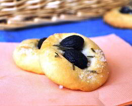 Лепешки с чесноком и розмарином