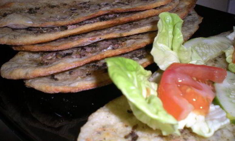 Рецепт лепешки с пармезаном, мятой и песто из молодого лука