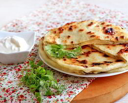 Лепешки с творогом и зеленью на сковороде