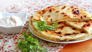 Лепешки с творогом и зеленью на сковороде