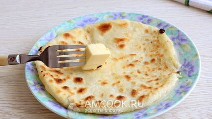 лепешки с творогом и зеленью на сковороде