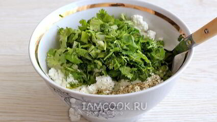 лепешки с творогом и зеленью на сковороде