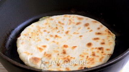 лепешки с творогом и зеленью на сковороде