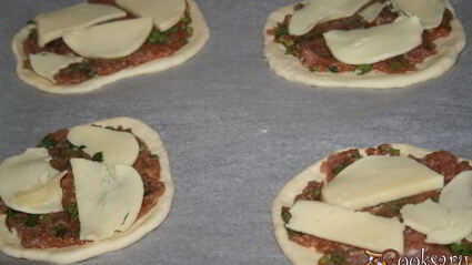 лепешки со свининой и сыром