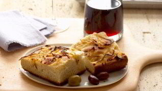 Луковая фокачча с оливками и красным вином