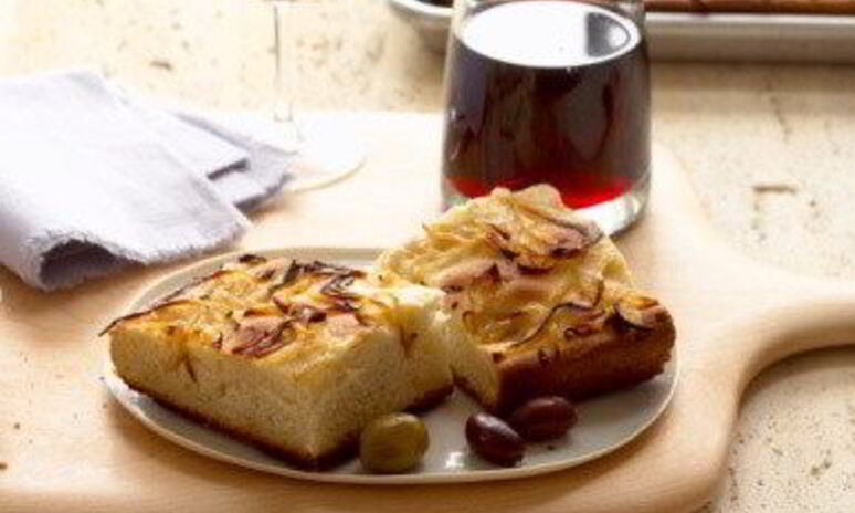 Рецепт луковая фокачча с оливками и красным вином