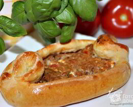 Пиде — турецкие лепешки с фаршем, фетой и помидорами