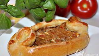 Пиде — турецкие лепешки с фаршем, фетой и помидорами