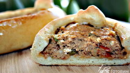 пиде — турецкие лепешки с фаршем, фетой и помидорами