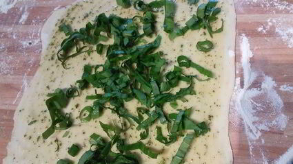 слоеные лепешки на топленом масле с сезонной зеленью