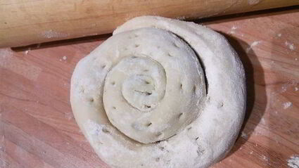 слоеные лепешки на топленом масле с сезонной зеленью