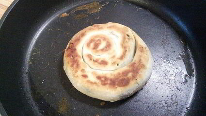 слоеные лепешки на топленом масле с сезонной зеленью