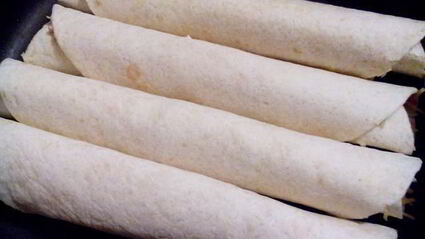 тортильи запеченные с сыром и колбасой