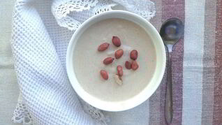 Творожный мусс и лепешки из гороховой муки с маком