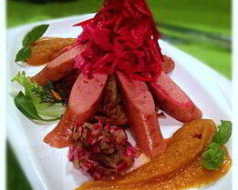 Вегетарианские сосиски с квашеной капустой на лепешке из кабачков с яблочно-морковным пюре