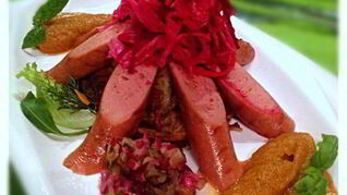 Вегетарианские сосиски с квашеной капустой на лепешке из кабачков с яблочно-морковным пюре