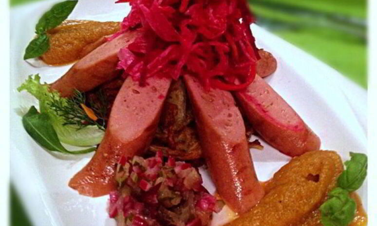 Рецепт вегетарианские сосиски с квашеной капустой на лепешке из кабачков с яблочно-морковным пюре