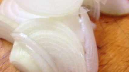 вегетарианские сосиски с квашеной капустой на лепешке из кабачков с яблочно-морковным пюре