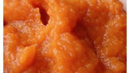 вегетарианские сосиски с квашеной капустой на лепешке из кабачков с яблочно-морковным пюре