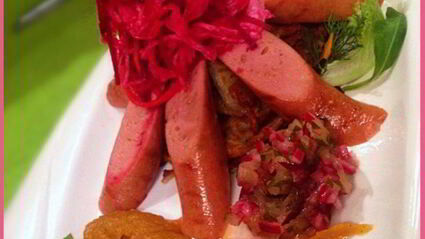 вегетарианские сосиски с квашеной капустой на лепешке из кабачков с яблочно-морковным пюре