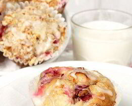 Клюквенные маффины с апельсиновой цедрой в белой апельсиновой глазури