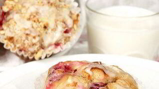 Клюквенные маффины с апельсиновой цедрой в белой апельсиновой глазури