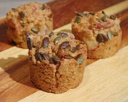 Маффины из полбяной муки с яблоком, морковью и тыквенными семечками