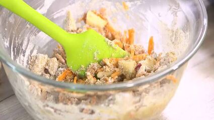 маффины из полбяной муки с яблоком, морковью и тыквенными семечками