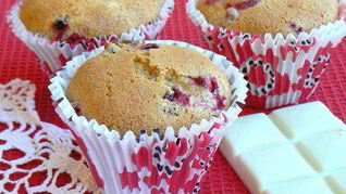 Маффины с брусникой и белым шоколадом