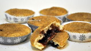 Маффины с корицей, коричневым сахаром и вареньем