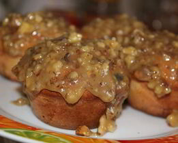 Маффины с яблоком и изюмом с медово-ореховой глазурью