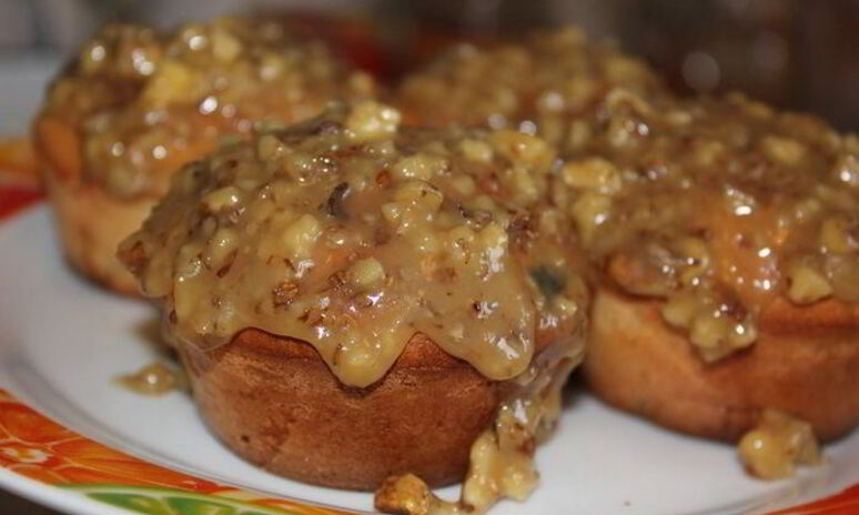 Рецепт маффины с яблоком и изюмом с медово-ореховой глазурью